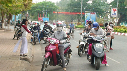 3 nữ sinh bị kẻ lạ dùng vật nhọn đâm vào người