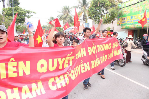 Kẻ xấu dụ dỗ, trả tiền cho c&ocirc;ng nh&acirc;n đi tuần h&agrave;nh g&acirc;y rối