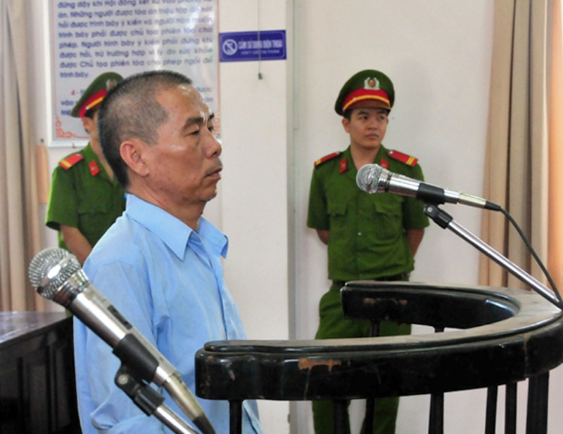 Xét xử vụ ch&eacute;m c&aacute;n bộ thuế ở TX. Đồng Xo&agrave;i: Tòa trả hồ sơ