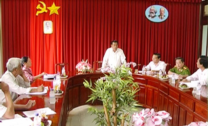 Ông Nguyễn Tấn Hưng, Bí thư tỉnh ủy kiểm tra công tác chuẩn bị bầu cử tại huyện Chơn Thành