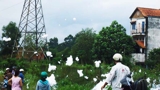 "Tuyết trắng" ở Củ Chi vì ô nhiễm môi trường?