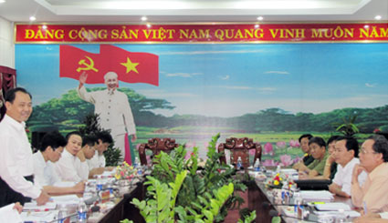 Phó chủ tịch UBND tỉnh Nguyễn Huy Phong làm việc với tổ khảo sát chuyên đề văn phòng Trung ương Đảng