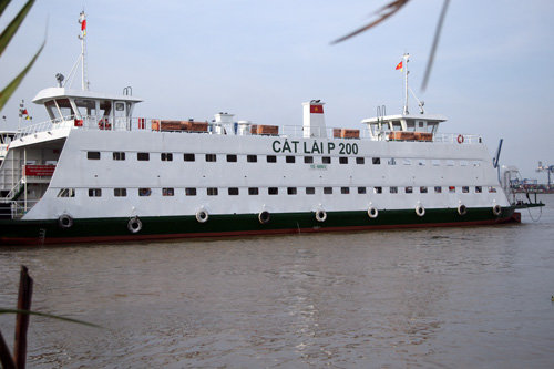 Phà Cát Lái va vào nhà dân, hàng trăm khách hoảng loạn