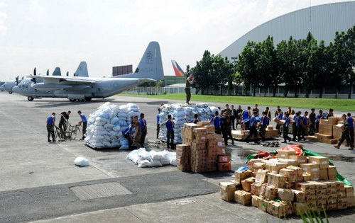 Báo Philippines: Bị siêu bão tàn phá, Việt Nam vẫn giúp đỡ Philippines