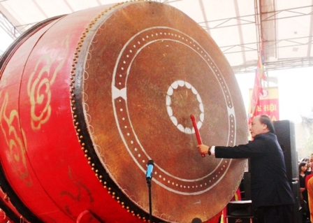  Ph&oacute; Thủ tướng Nguyễn Xu&acirc;n Ph&uacute;c đ&aacute;nh trống Khai hội Ch&ugrave;a B&aacute;i Đ&iacute;nh 