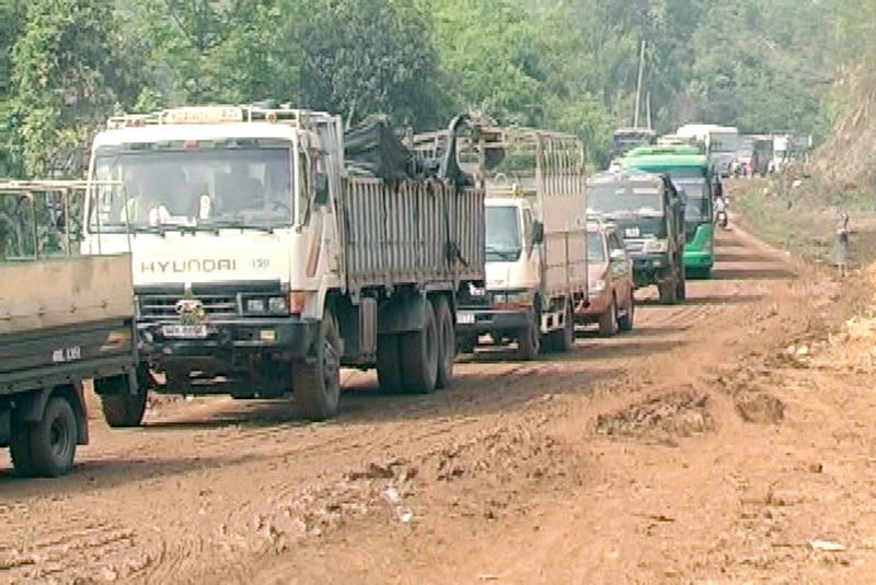 Mưa lớn làm ách tắc giao thông nhiều giờ trên QL14