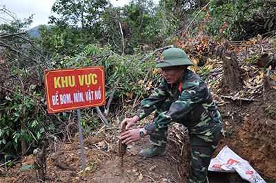 Khởi c&ocirc;ng dự &aacute;n r&agrave; ph&aacute; bom m&igrave;n s&oacute;t lại sau chiến tranh tại tỉnh Cao Bằng v&agrave; Lạng Sơn