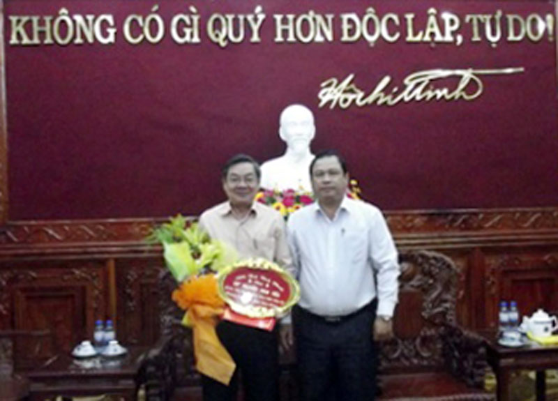 Trao quyết định nghỉ hưu c&aacute;n bộ do Ban thường vụ quản l&yacute;