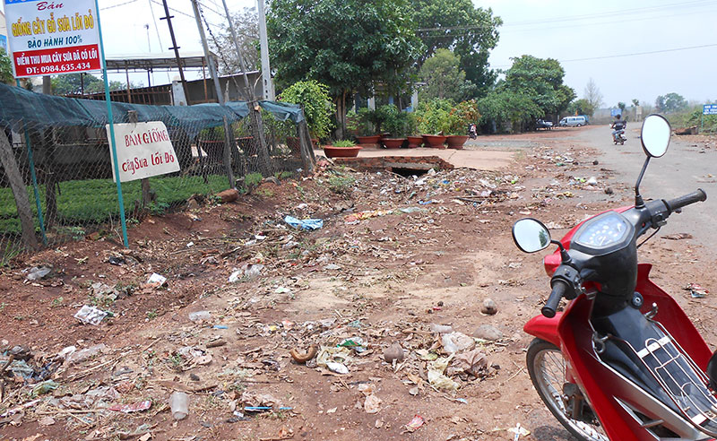 QL13 - Ngã ba Chiu Riu ngập rác