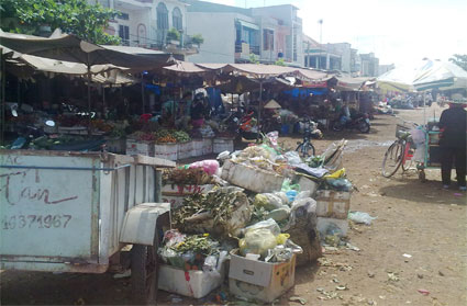 Ngưng thu gom rác, chợ Minh Hưng “bốc mùi”