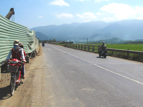 C&ocirc;ng an bị tai nạn khi mật phục kẻ rạch quần nữ sinh đ&atilde; tử vong