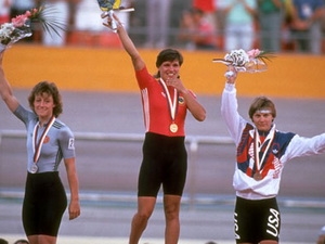 Vận động viên bán đấu giá huy chương vàng Olympic