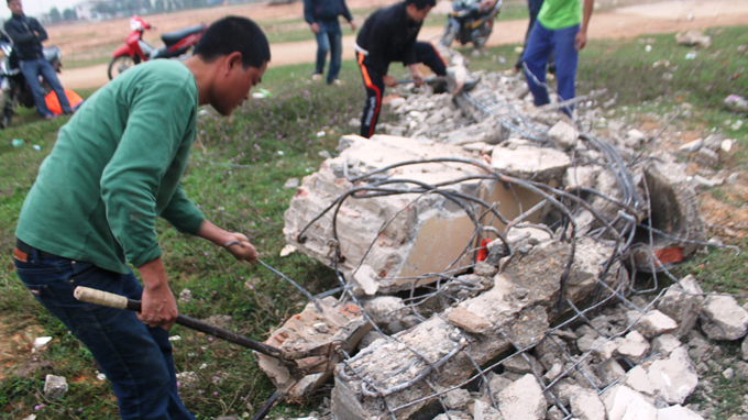 Vụ sập cổng TTVH huyện, 3 người tử vong: Trụ cột cổng không có cốt thép?