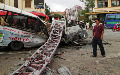 Siêu bão đi qua, tan hoang ở lại