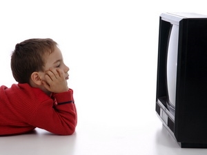 Xem tivi nhiều giờ trong ngày làm trẻ em dễ bị tự ti