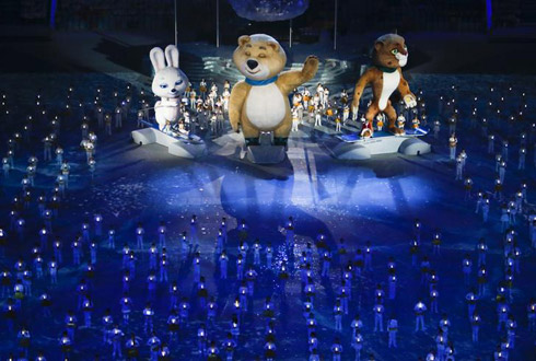 Gấu Misa thổi tắt ngọn đuốc Olympic Sochi 2014