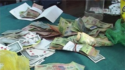 Ba c&ocirc;ng an bị con bạc đ&aacute;nh d&atilde; man