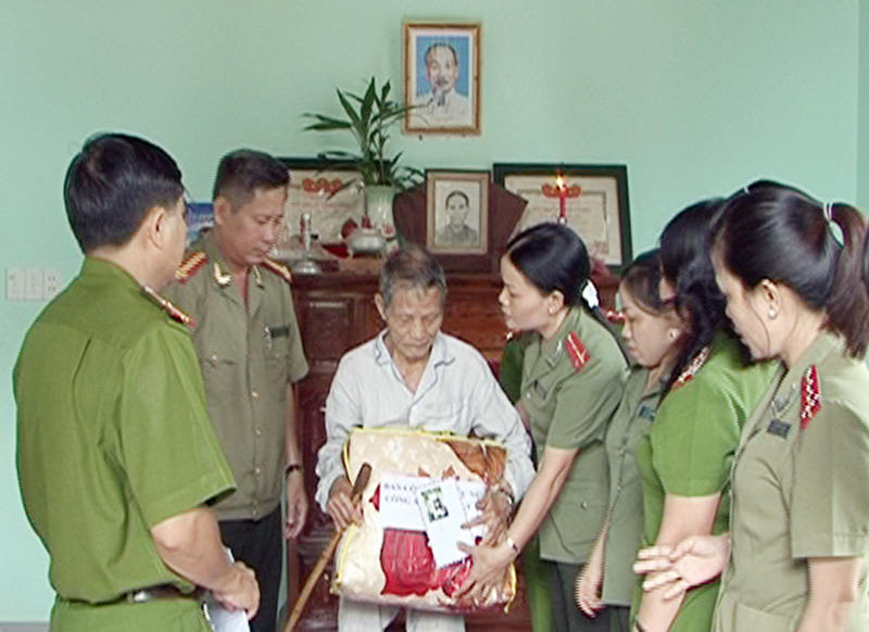 Phụ nữ C&ocirc;ng an tỉnh l&agrave;m theo lời B&aacute;c