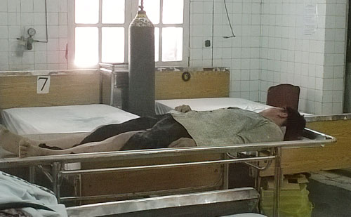 Cứu sống thanh niên bị chôn vùi dưới hố ga