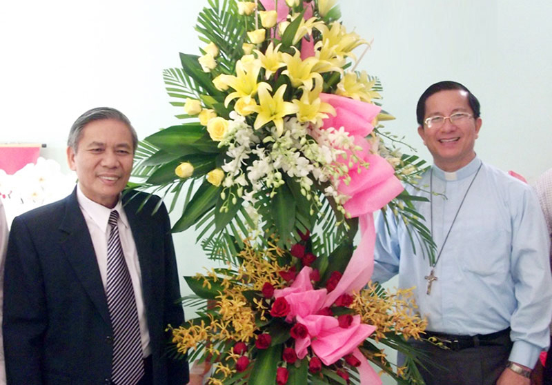 L&atilde;nh đạo tỉnh v&agrave; c&aacute;c huyện, thị ch&uacute;c mừng gi&aacute;ng sinh 2013