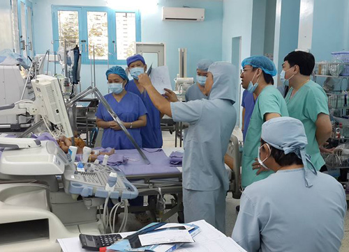 Một bé trong cặp song sinh dính liền Long - Phụng qua đời