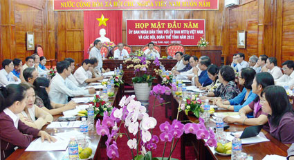 Tại buổi họp mặt với UBMTTQ và các hội, đoàn thể, chủ tịch UBND tỉnh Trương Tấn Thiệu: