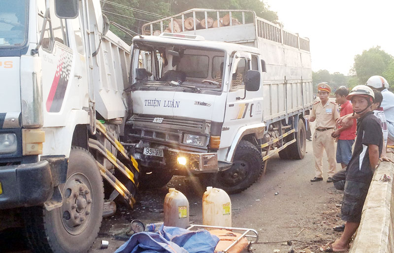Xe tải húc xe ben trên đường ĐT 741