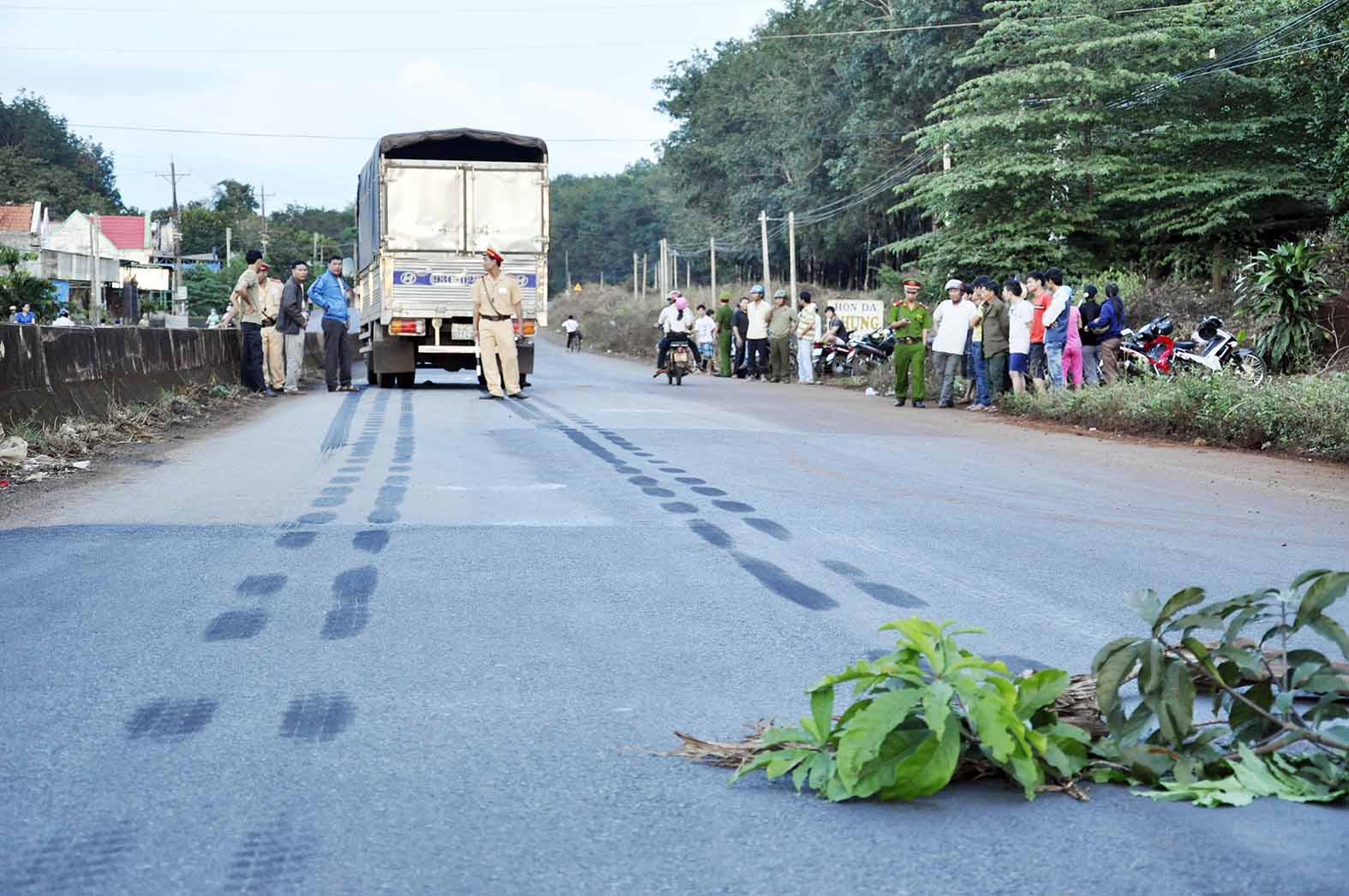 Xe tải t&ocirc;ng cụ già 78 tu&ocirc;̉i