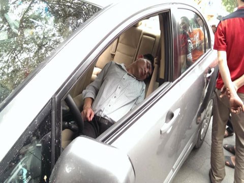 Ôtô tông vào cột điện, tài xế vẫn ngủ ngon lành