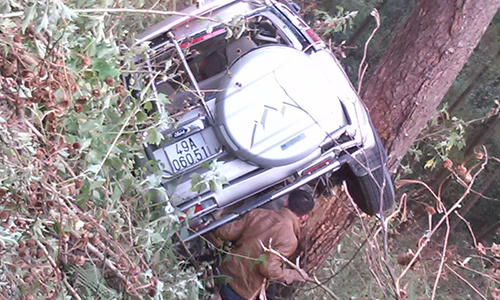 Đi chơi Tết, xe 7 chỗ lao xuống đèo