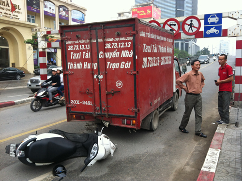 Xe tải cố tình lao vào đường cấm khiến một người nhập viện