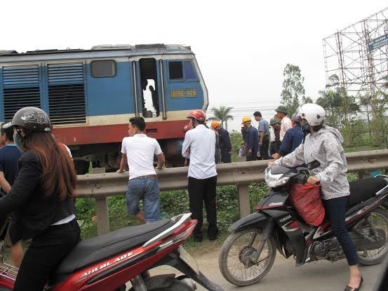 Tàu hỏa đâm xe taxi ở Vinh gây ách tắc trên Quốc lộ 1A