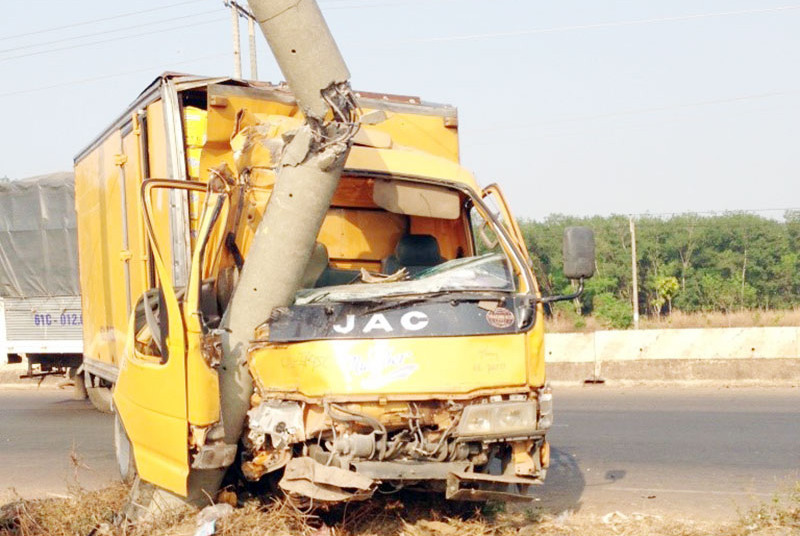 Ô tô nhỏ đâm gãy cột điện lớn