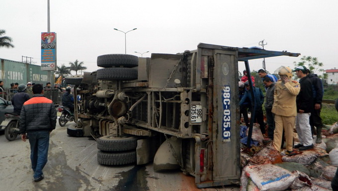Dùng kéo cắt tóc cứu một HS ra khỏi xe tải bị lật