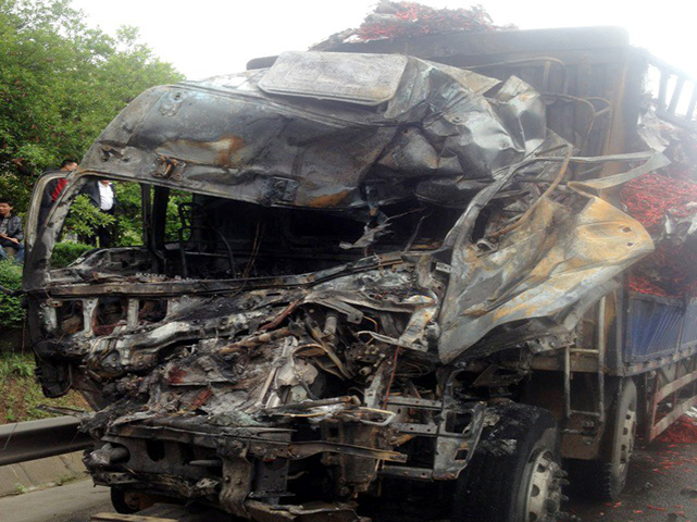 Hai ôtô đâm nhau và bốc cháy, 7 người thiệt mạng