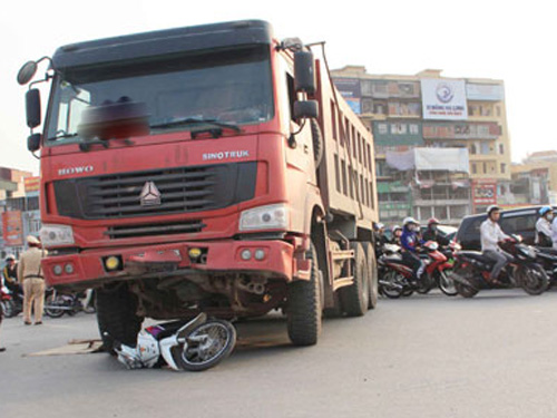 Tạm giữ t&agrave;i xế t&ocirc;ng người rồi l&ugrave;i xe c&aacute;n lại