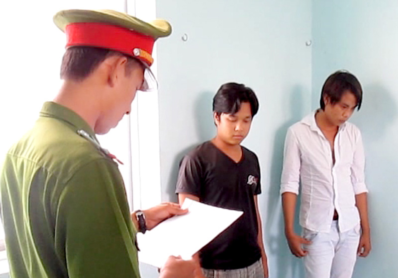 Tạm giam hai đối tượng d&ugrave;ng m&atilde; tấu ch&eacute;m người
