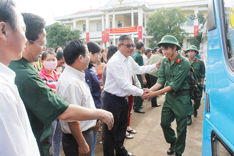 750 thanh ni&ecirc;n l&ecirc;n đường nhập ngũ