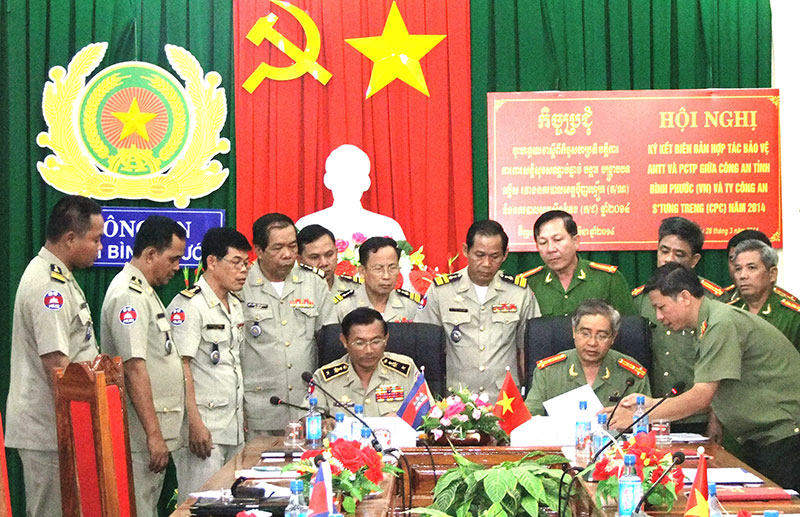 Tăng cường hợp t&aacute;c ph&ograve;ng, chống tội phạm với Ty C&ocirc;ng an tỉnh Stưng Cheng