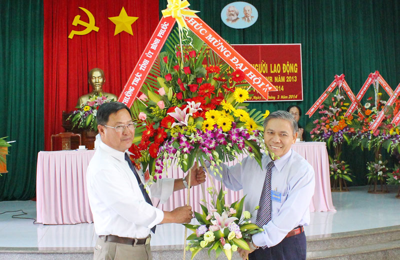 C&ocirc;ng ty cao su Phước Long ph&acirc;́n đ&acirc;́u thu nhập 6,7 triệu đồng/người/th&aacute;ng