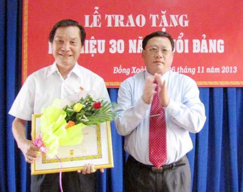 Tặng huy hiệu 30 năm tuổi đảng cho 2 đảng vi&ecirc;n