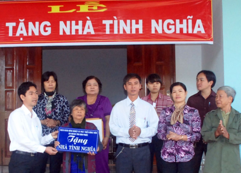 Tặng nhà tình nghĩa cho gia đình chính sách