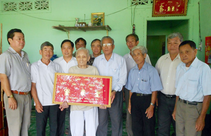 Chủ tịch Ủy ban MTTQ tỉnh tặng quà, chúc thọ người cao tuổi