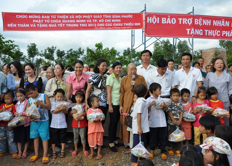 Tặng 1.000 phần quà trung thu cho trẻ em nghèo ở xã Tân Phước