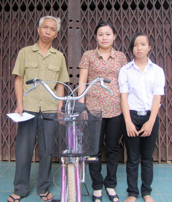 Hội Chữ thập đỏ trường THPT Hùng Vương tặng quà cho học sinh nghèo