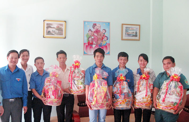 Tặng quà cán bộ đoàn, hội người dân tộc thiểu số, tôn giáo và người nghèo