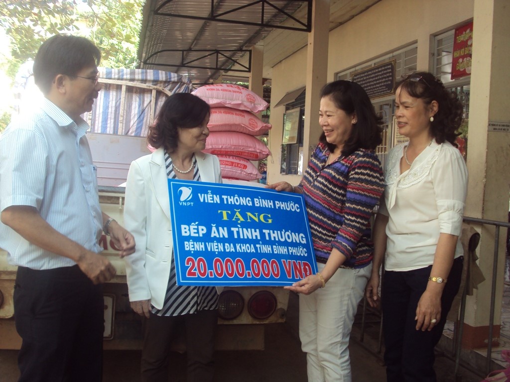 VNPT B&igrave;nh Phước tặng qu&agrave; cho bếp ăn t&igrave;nh thương