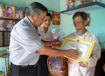 25 phần qu&agrave; tặng c&aacute;c cụ cao tuổi thị x&atilde; B&igrave;nh Long