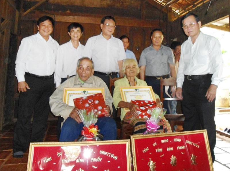 L&atilde;nh đạo tỉnh thăm, tặng qu&agrave; người cao tuổi ở B&ugrave; Đăng, Chơn Th&agrave;nh