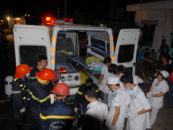 Cháy lớn tại công ty hóa chất, 15 lính cứu hỏa bị thương